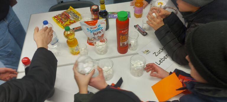 „Zuckertest“ in der Biologie beim Tag der offenen Tür